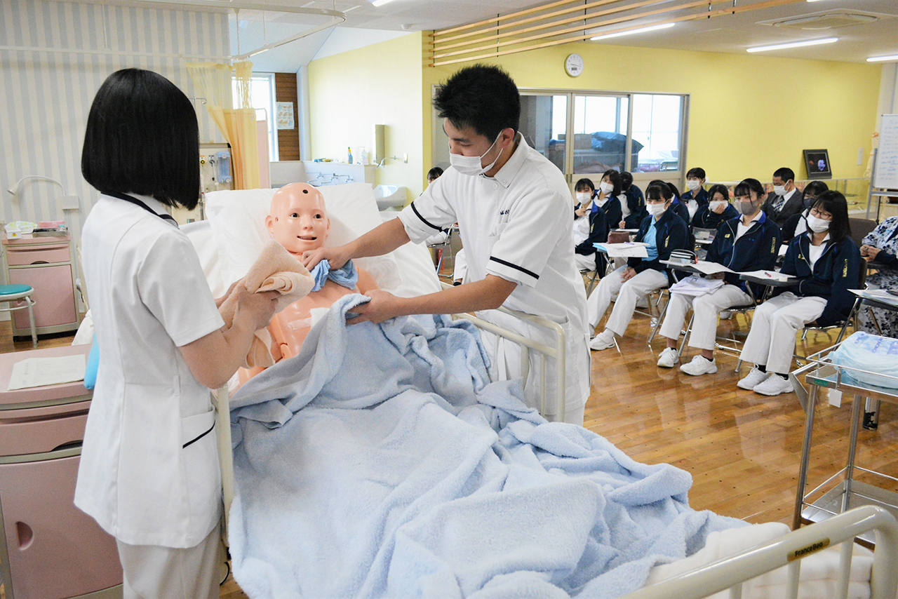看護科で3年生が校内実習 都城東高等学校